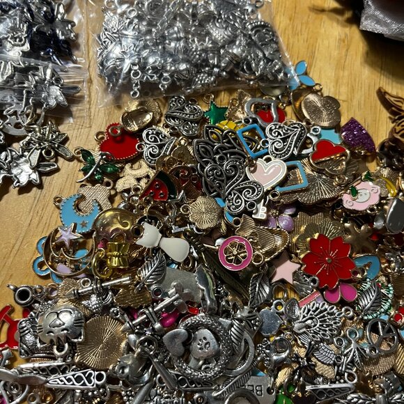 Charms and Gift Bags Lot - Over 800 Pieces - Picture 12 of 15
